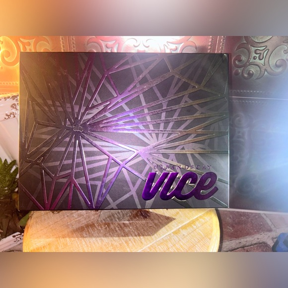 Urban Decay Vice 4 Eyeshadow Palette - Picture 2 of 6